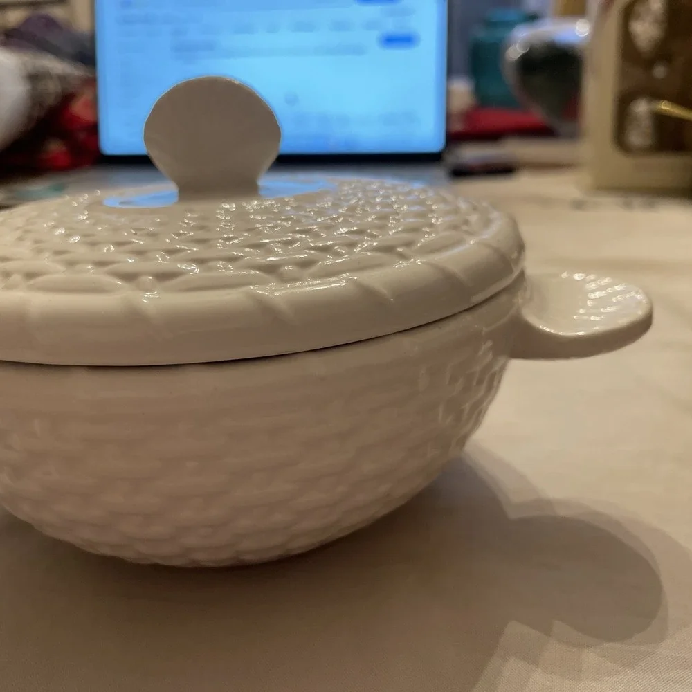 Shell Baker Nantucket Basketweave White Bone China Lidded Handles Vegetable Dish